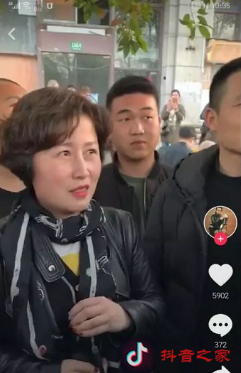 关于抖音读书乞丐身边的阿姨