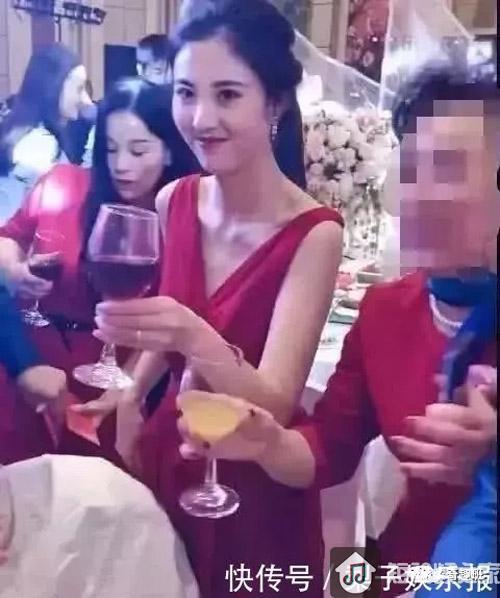 抖音“最美丈母娘”，撩头发瞬间女儿都吃醋了