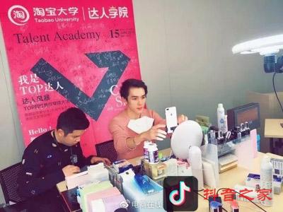 抖音上最火的男人，1400多万女人每天等他更新！