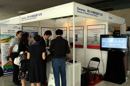 与会者亲身体验新技术